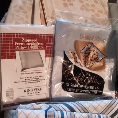 4 SETS OF QUEEN SIZE SHEETS