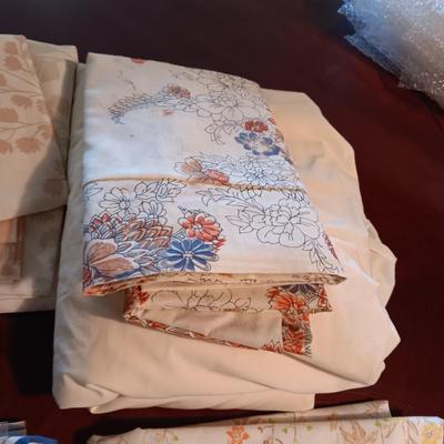 4 SETS OF QUEEN SIZE SHEETS