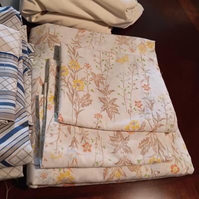 4 SETS OF QUEEN SIZE SHEETS