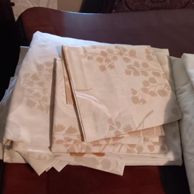 4 SETS OF QUEEN SIZE SHEETS