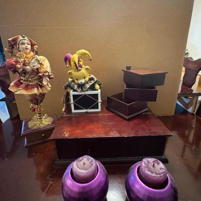 Music box, decorative miscellaneous items.