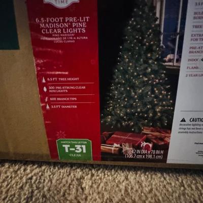 Christmas tree with Christmas ornaments.