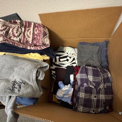 Miscellaneous clothing, more than 30 pieces.