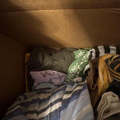 Miscellaneous clothing, more than 30 pieces.