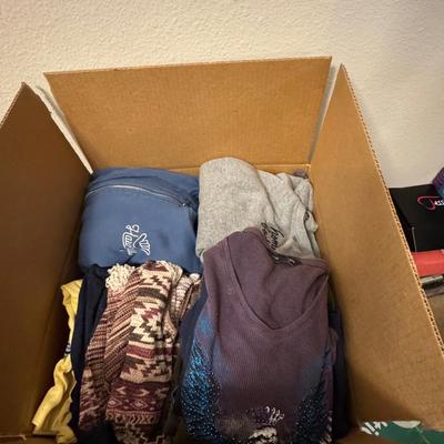 Miscellaneous clothing, more than 30 pieces.