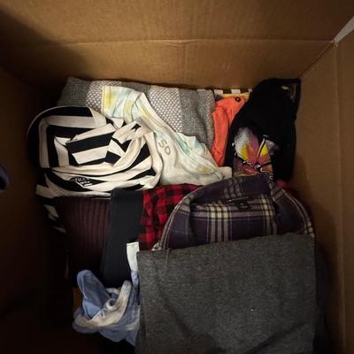 Miscellaneous clothing, more than 30 pieces.