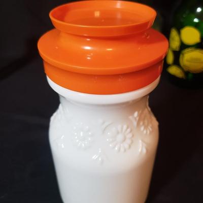 Hamilton Beach Mixer W/Milk Glass Bowls and More Vintage Kitchen (K-KD)