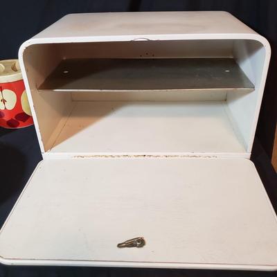 Hamilton Beach Mixer W/Milk Glass Bowls and More Vintage Kitchen (K-KD)