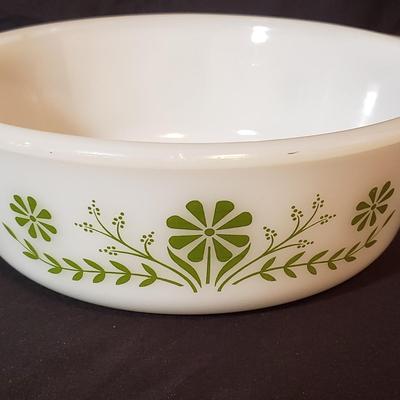 Hamilton Beach Mixer W/Milk Glass Bowls and More Vintage Kitchen (K-KD)