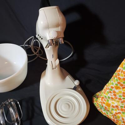 Hamilton Beach Mixer W/Milk Glass Bowls and More Vintage Kitchen (K-KD)
