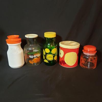 Hamilton Beach Mixer W/Milk Glass Bowls and More Vintage Kitchen (K-KD)