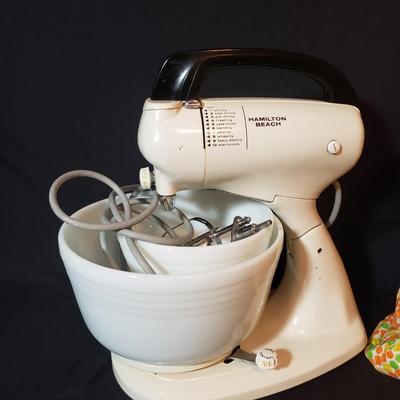 Hamilton Beach Mixer W/Milk Glass Bowls and More Vintage Kitchen (K-KD)