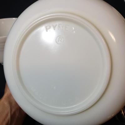 Hamilton Beach Mixer W/Milk Glass Bowls and More Vintage Kitchen (K-KD)