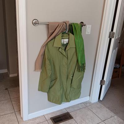 LADIES WEATHERPROOF GARMENT CO LIGHTWEIGHT JACKET WITH SCARVES SMALL