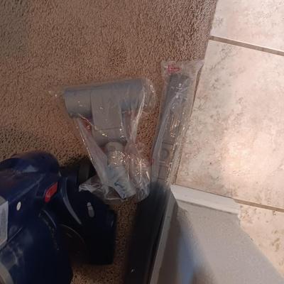 NICE SHARK DELUXE BAGLESS VACUUM WITH ATTACHMENTS