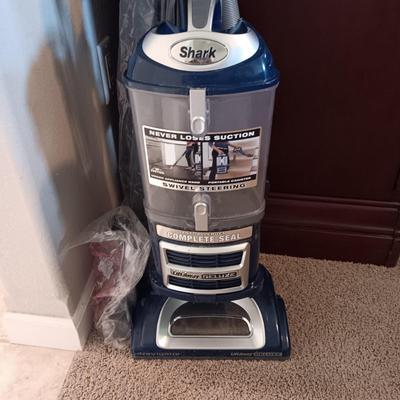 NICE SHARK DELUXE BAGLESS VACUUM WITH ATTACHMENTS