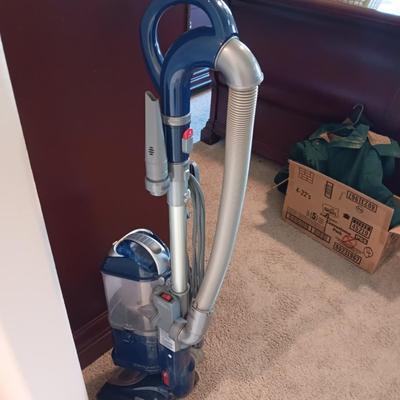 NICE SHARK DELUXE BAGLESS VACUUM WITH ATTACHMENTS