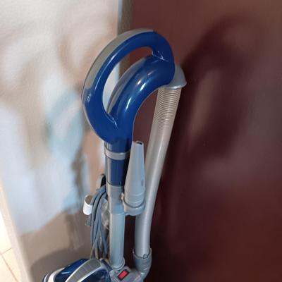 NICE SHARK DELUXE BAGLESS VACUUM WITH ATTACHMENTS