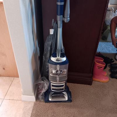 NICE SHARK DELUXE BAGLESS VACUUM WITH ATTACHMENTS
