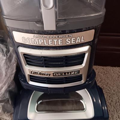 NICE SHARK DELUXE BAGLESS VACUUM WITH ATTACHMENTS