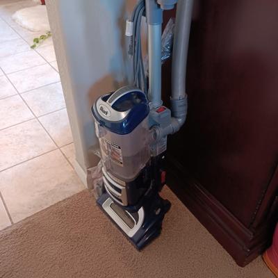 NICE SHARK DELUXE BAGLESS VACUUM WITH ATTACHMENTS