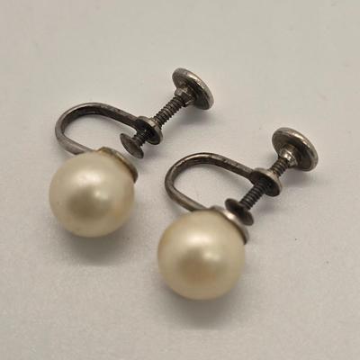 LOT 150jewelry: Vintage Gold-tone Clip-on Earrings
