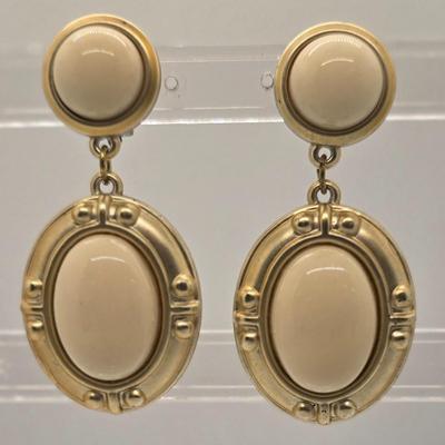 LOT 150jewelry: Vintage Gold-tone Clip-on Earrings