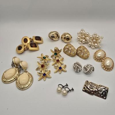 LOT 150jewelry: Vintage Gold-tone Clip-on Earrings