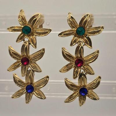 LOT 150jewelry: Vintage Gold-tone Clip-on Earrings