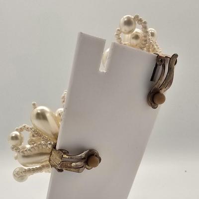 LOT 150jewelry: Vintage Gold-tone Clip-on Earrings