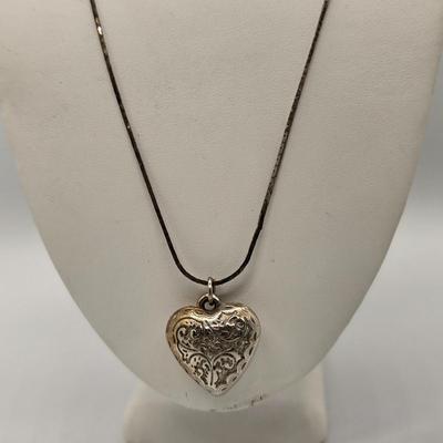 LOT 151jewelry: Assorted Gold-tone/Gold Filled 9'-18" Necklaces Including Monet Amber Stones, Sarah Coventry Cameo