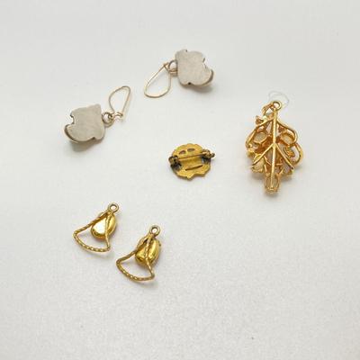 LOT 191: Vintage Jewelry - Krementz Gold Tone Herringbone Chain 24", Earrings, Pendant and More (Sterling Included)