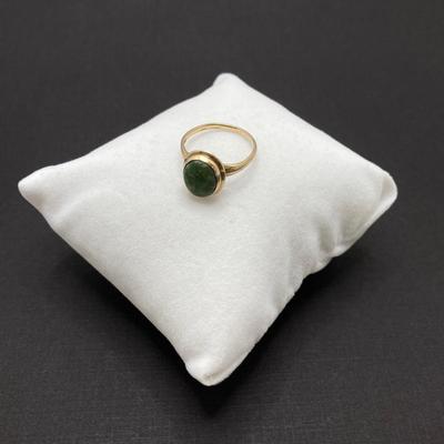 LOT 192: Gold and Green Gemstone Ring Sz 5, 10K 1.69 gtw