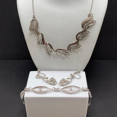 LOT 195: Sterling Silver Necklace, Bracelet and Screw Back Earring Set - 15.5 gtw