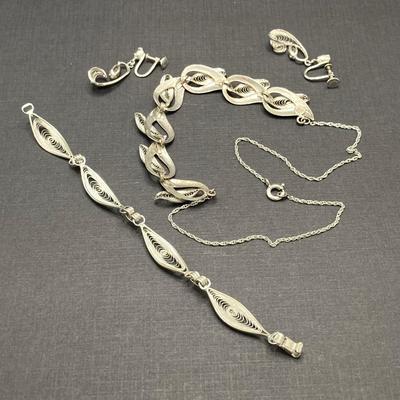 LOT 195: Sterling Silver Necklace, Bracelet and Screw Back Earring Set - 15.5 gtw