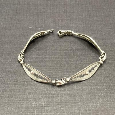 LOT 195: Sterling Silver Necklace, Bracelet and Screw Back Earring Set - 15.5 gtw