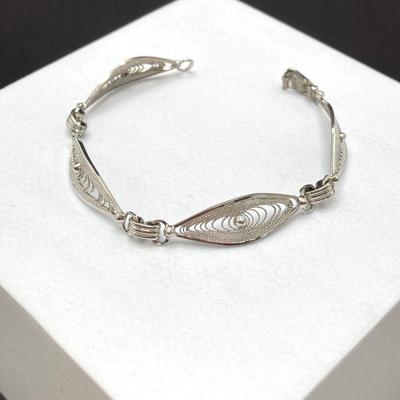 LOT 195: Sterling Silver Necklace, Bracelet and Screw Back Earring Set - 15.5 gtw