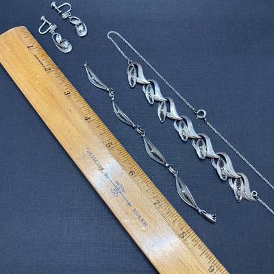 LOT 195: Sterling Silver Necklace, Bracelet and Screw Back Earring Set - 15.5 gtw