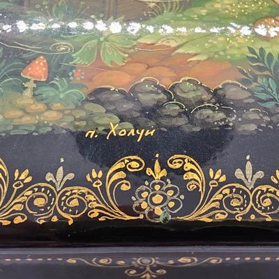 LOT 204: Beautiful Kholui Russian Laquer Box handpainted and signed by Artist