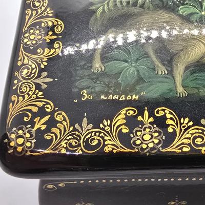 LOT 204: Beautiful Kholui Russian Laquer Box handpainted and signed by Artist