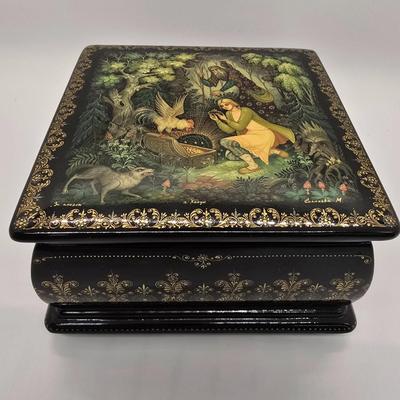 LOT 204: Beautiful Kholui Russian Laquer Box handpainted and signed by Artist