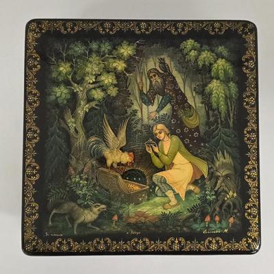 LOT 204: Beautiful Kholui Russian Laquer Box handpainted and signed by Artist