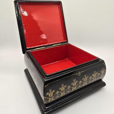 LOT 204: Beautiful Kholui Russian Laquer Box handpainted and signed by Artist