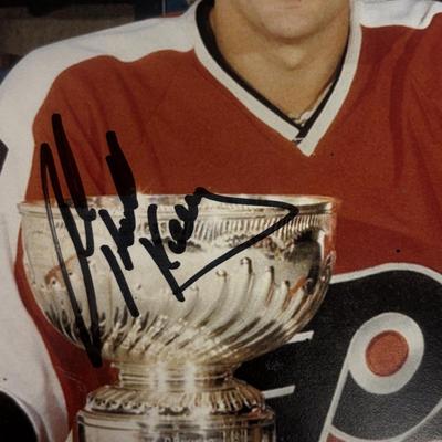 LOT 222: Autographed Canada Dry Philadelphia Flyers Banks, Bob Kelly Photograph & Unopened Can