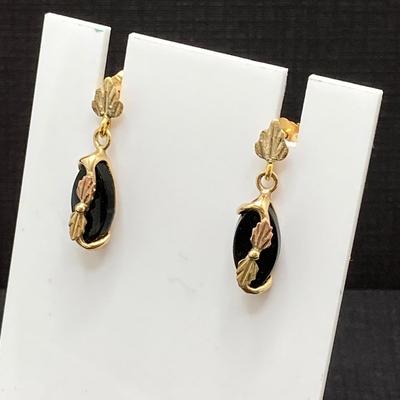 LOT 244: Yellow Gold and Black Onyx Pierced Earrings - 10K, 2.21 gtw