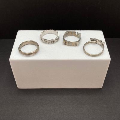 LOT 258: Beautiful Collection of Fashion Rings - Sizes 4.5 to 10