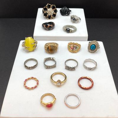 LOT 258: Beautiful Collection of Fashion Rings - Sizes 4.5 to 10