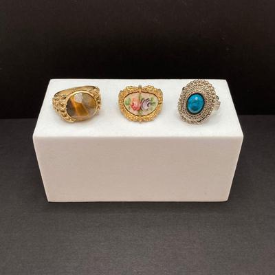LOT 258: Beautiful Collection of Fashion Rings - Sizes 4.5 to 10
