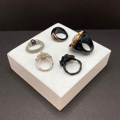 LOT 258: Beautiful Collection of Fashion Rings - Sizes 4.5 to 10