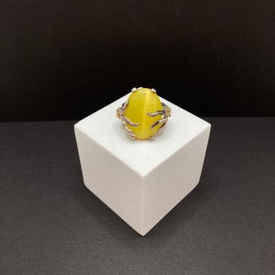 LOT 258: Beautiful Collection of Fashion Rings - Sizes 4.5 to 10